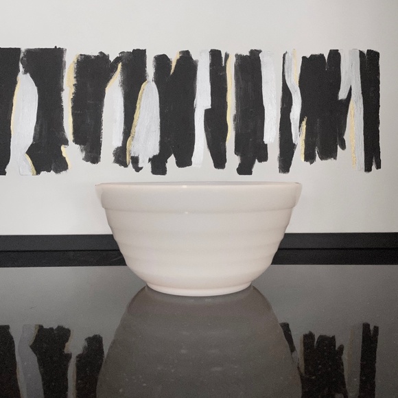 🌟VINTAGE🌟 Milk Glass Bee Hive 9" Mixing Bowl | Serving Bowl - Picture 1 of 3